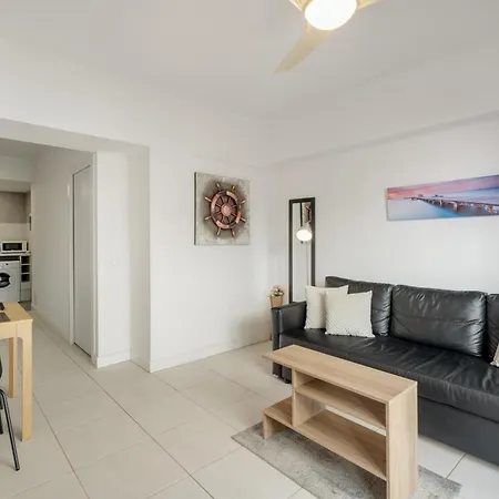 Charming One Bedroom Cristianos Apartmán *