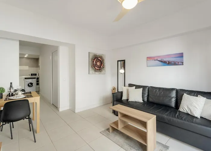 Charming One Bedroom Cristianos Apartmán *